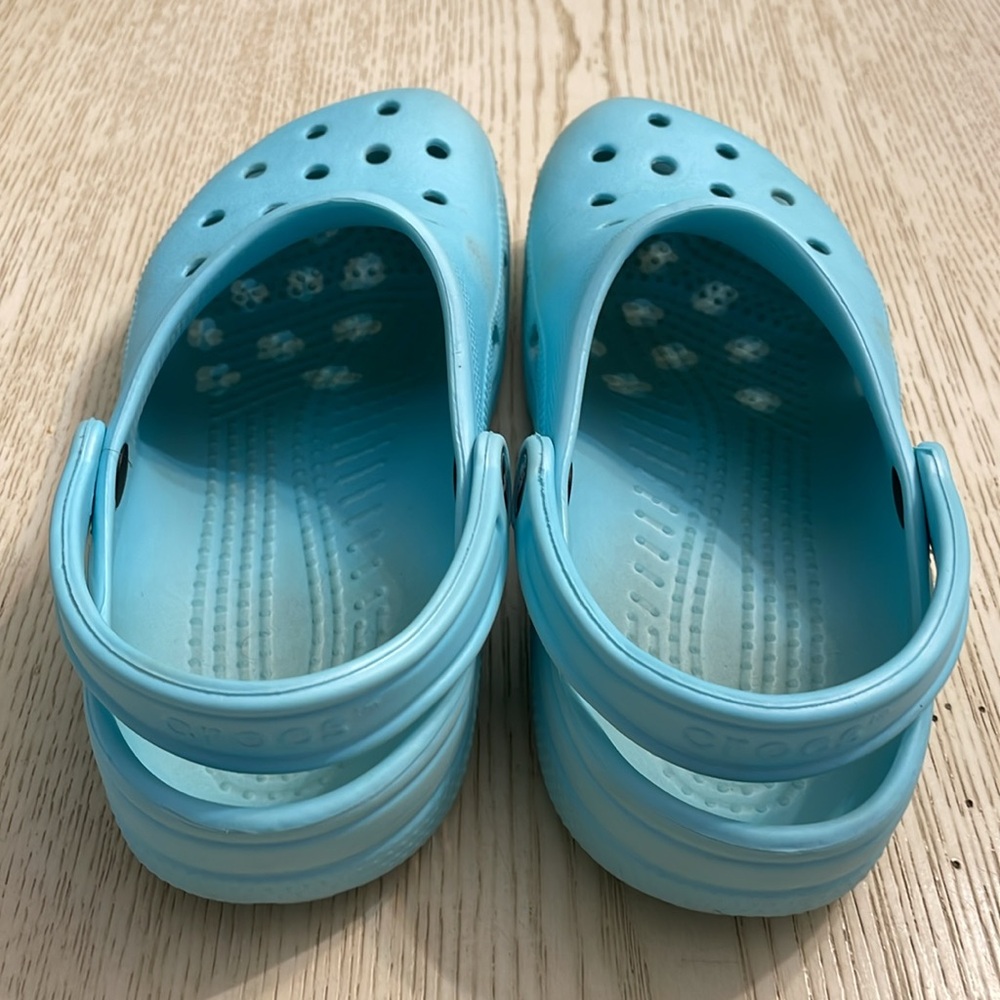 Crocs Classic Clog Shoes (Cyan Blue). - Picture 5 of 12